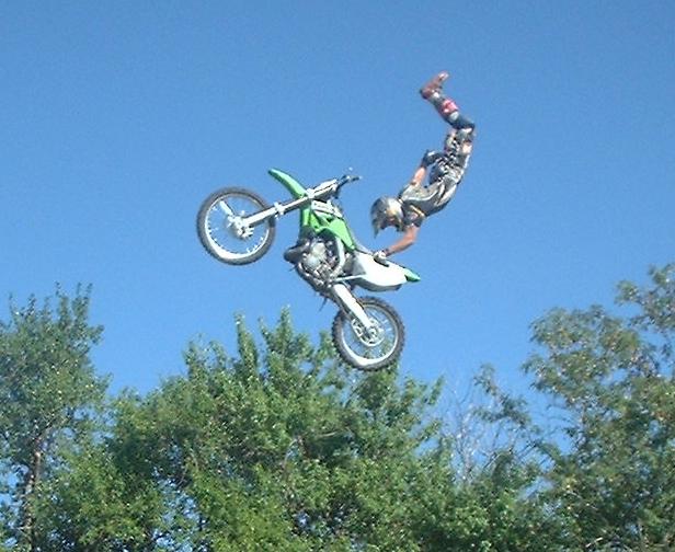 Steve Wagner and the one handed look-back Hart Attack.